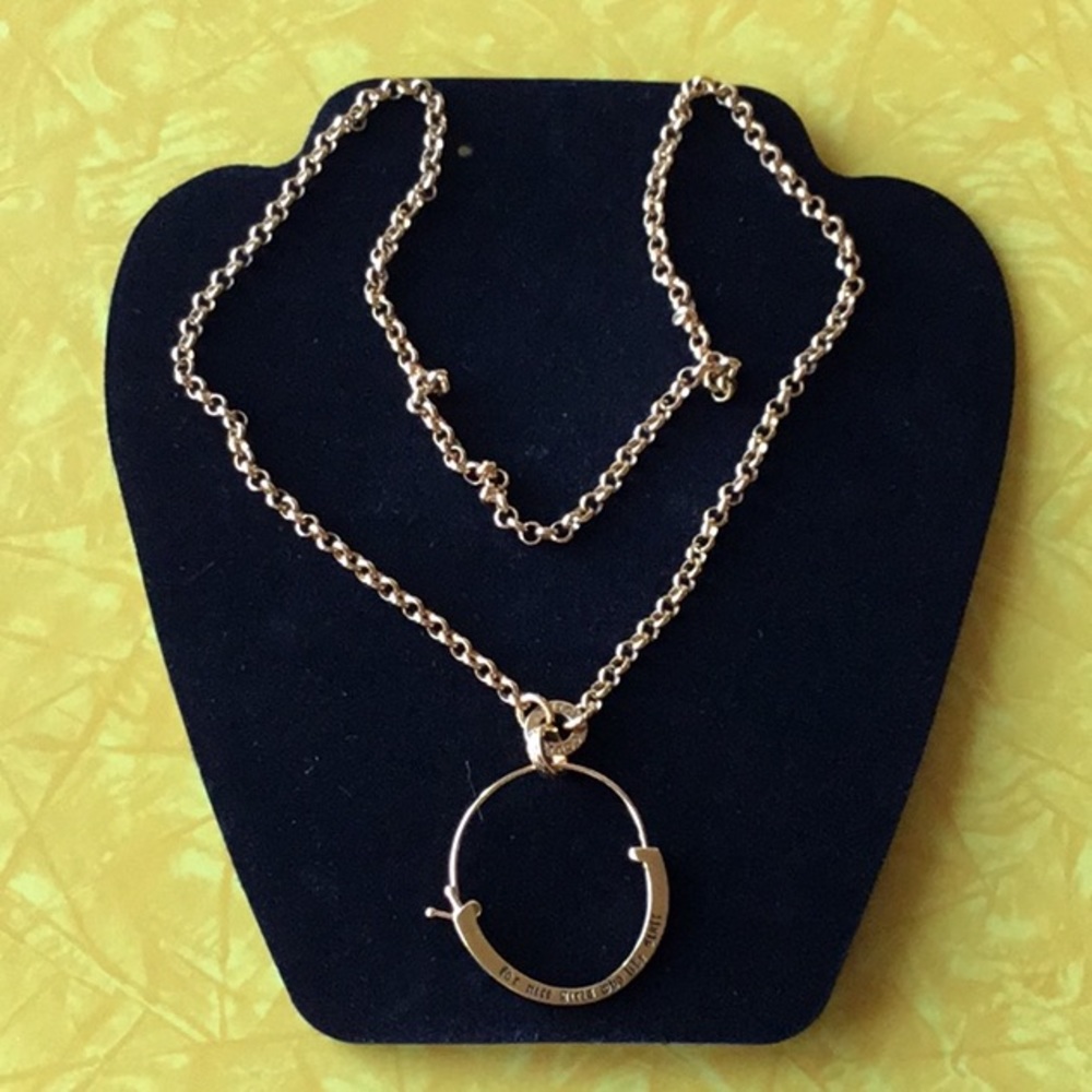 Juicy Couture charm necklace. Gold.